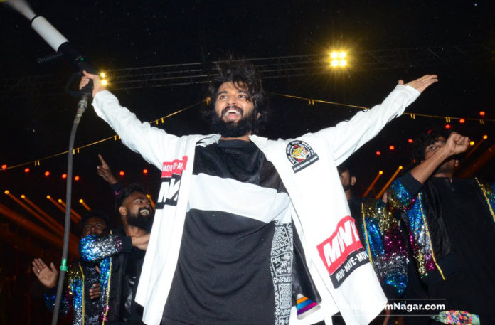 2019 Latest Telugu Movie News, Vijay Deverakonda Creates A New Trend, New Trend Created by Vijay Deverakonda, Dear Comrade Music Festival By Vijay Deverakonda, Response For Dear Comrade Music Festival, telugu film updates, Telugu Filmnagar, Tollywood cinema News, Vijay Deverakonda Dear Comrade Movie Updates, Vijay Deverakonda Latest Movie News, Vijay Deverakonda Music Festival Promotions In Hyderabad, Vijay Deverakonda Wows His Fans
