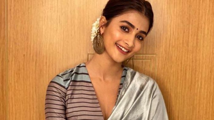 Actress Pooja Hegde Sends Mangoes To Director Harish Shankar Following The Footsteps Of Powerstar Pawan Kalyan Actress Pooja Hegde Sends Mangoes To Director Harish Shankar Following The Footsteps Of Powerstar Pawan Kalyan,Telugu Filmnagar,Latest Telugu Movies News,Telugu Film News 2021,Tollywood Movie Updates,Latest Tollywood News,Pooja Hegde,Actress Pooja Hegde,Heroine Pooja Hegde,Pooja Hegde Latest News,Pooja Hegde Upcoming Movies,Pooja Hegde Next Movie,Pooja Hegde Next Projects,Pooja Hegde,Pooja Hegde Upcoming Projects,Pooja Hegde New Movie,Pooja Hegde Latest Movie,Pooja Hegde Movies,Pooja Hegde New Movie Updates,Pooja Hegde Latest Movie Updates,Pooja Hegde Movie Updates,Pooja Hegde Movie News,Pooja Hegde Sends Mangoes To Director Harish Shankar,Director Harish Shankar,Harish Shankar,Harish Shankar Movies,Powerstar Pawan Kalyan,Pawan Kalyan New Movie,Pawan Kalyan Latest Movie,Pooja Hegde Sends Mangoes To Harish Shankar,Pooja Hegde Sends Organic Mangoes To Harish Shankar,Pooja Hegde And Harish Shankar's Banter Over Mangoes,Pooja Hegde Sends Mangoes To Harish Shankar,Duvvada Jagannadham,DJ,Gaddalakonda Ganesh,Pooja Hegde Sends Mangoes